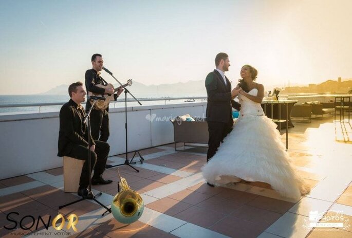 Des hommes chantent dans leur micro pendant que les mariés dansent - Sonor 