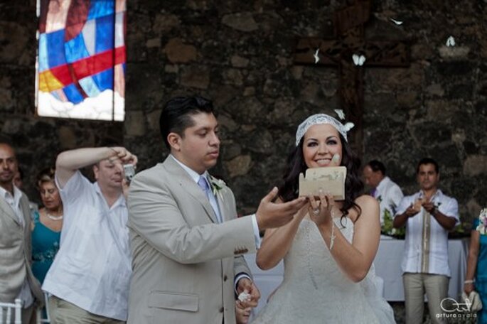 Yedid y Juan liberando mariposas blancas en su boda - Foto Yedid y Juan