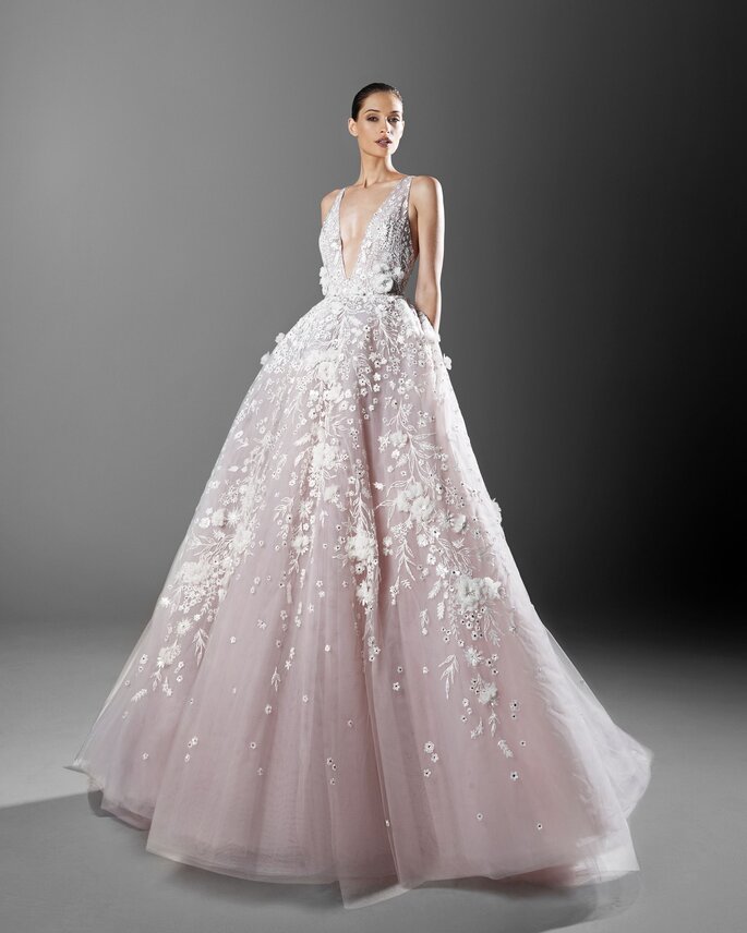 Vestido de novia color rosa con detalles 3d bordados en todo el cuerpo escote pico y sin mangas