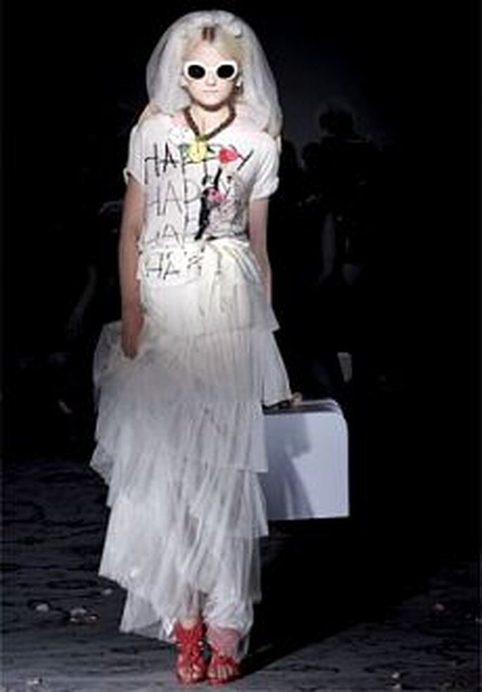 Lanvin 2010 - Una novia joven y rebelde con un vestido que parece una camiseta!