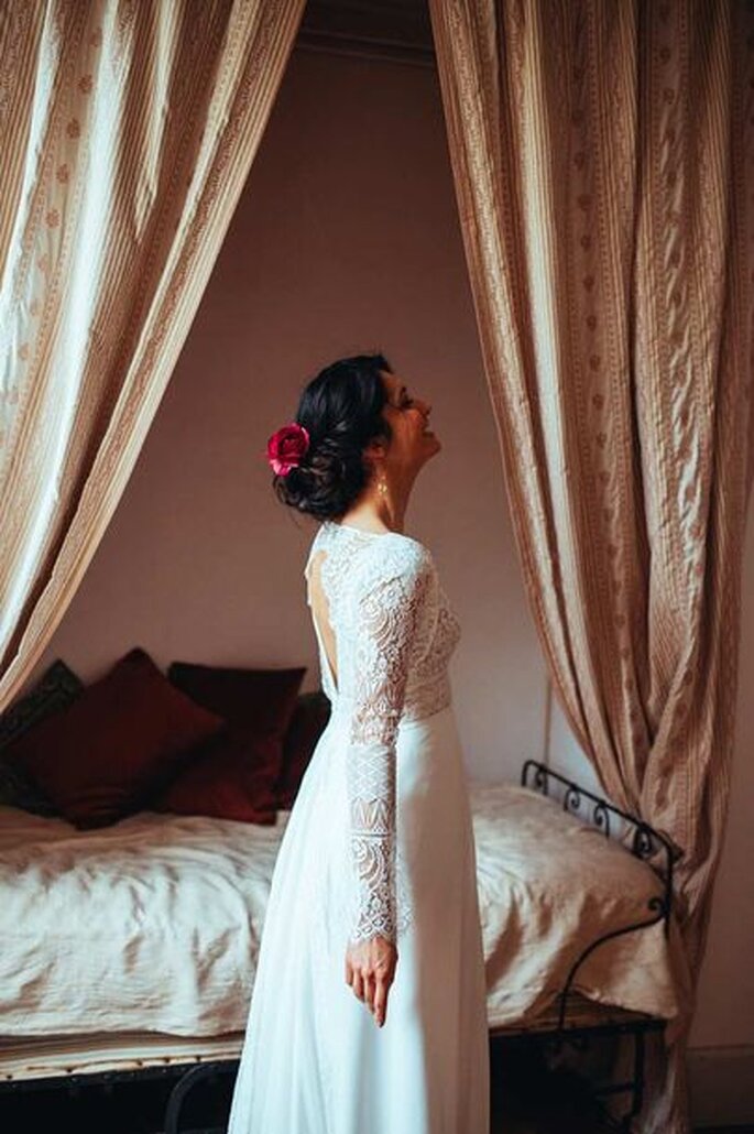 Elsa Gary - une belle robe de mariée traditionnelle à manches longues et dentelles