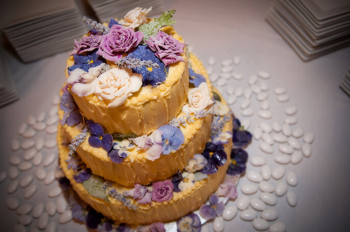 Pastel con flores estilo rústico. Foto: JoeFoley Photography