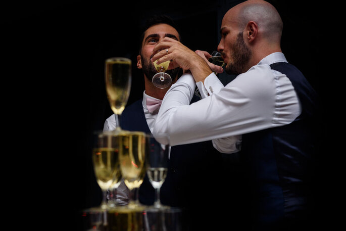 Deux hommes boivent un verre de champagne 