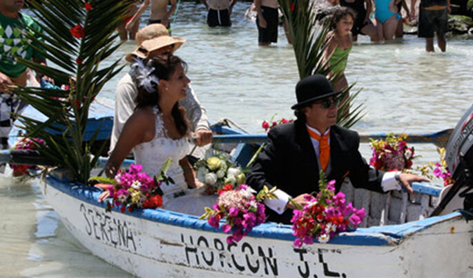 Un bote pesquero decorado lleva a los novios de la Iglesia al Club El Tebo.