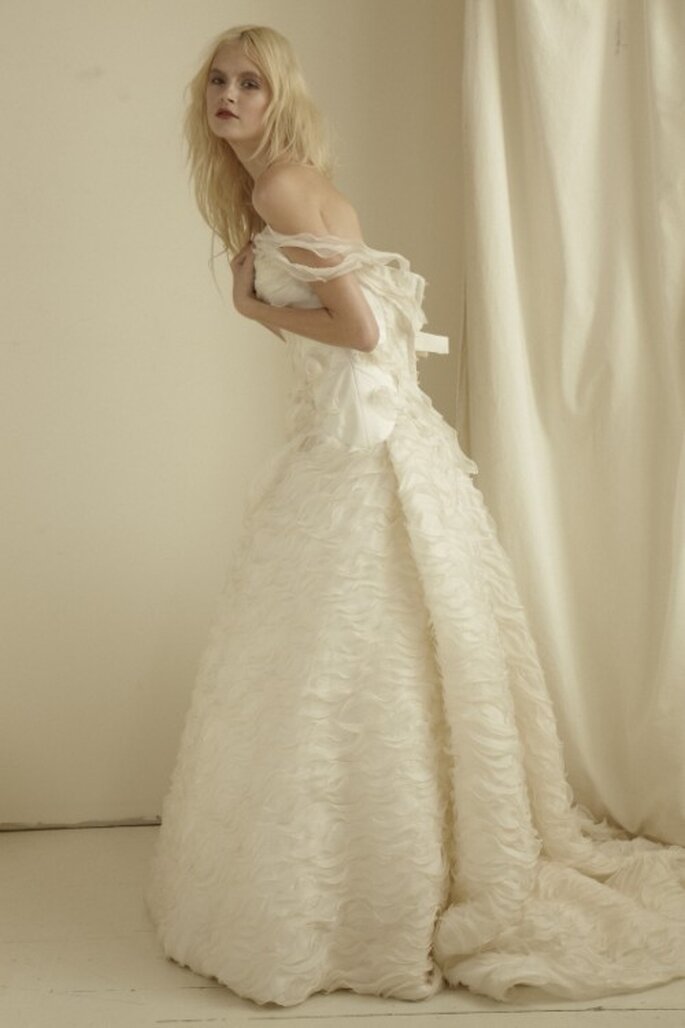 Vestidode novia elegante con falda con textura - Foto Mariana Hardwick 2013