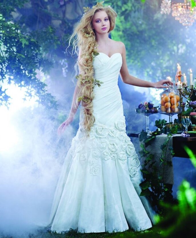 Vestido de novia corte sirena con flores superpuestas y escote corazón inspirado en Rapunzel - Foto Alfred Angelo