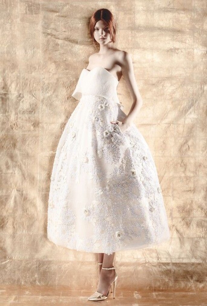 Vestido de novia midi con escote strapless, detalles florales y falda amplia - Foto Del Pozo