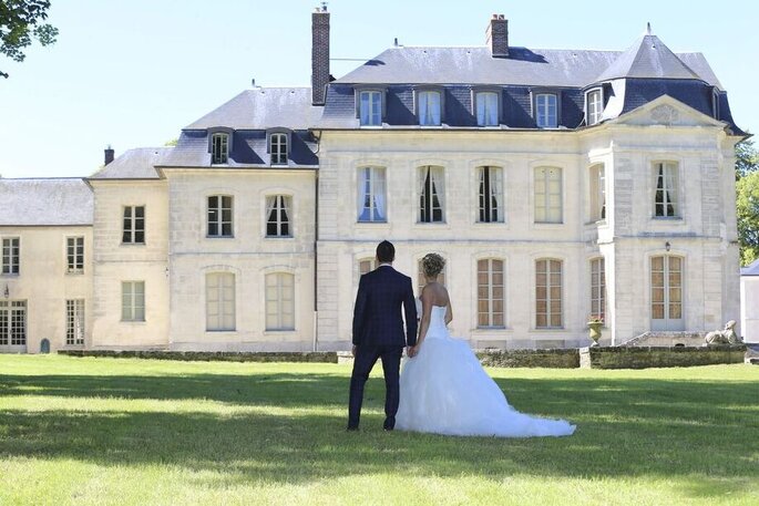 des mariés devant un château en Normandie - Château de Maudétour en Vexin 
