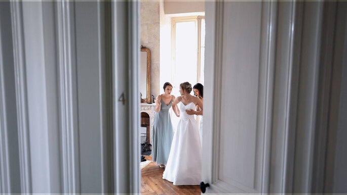 La préparation de la mariée, accompagnée de ses demoiselles d'honneur