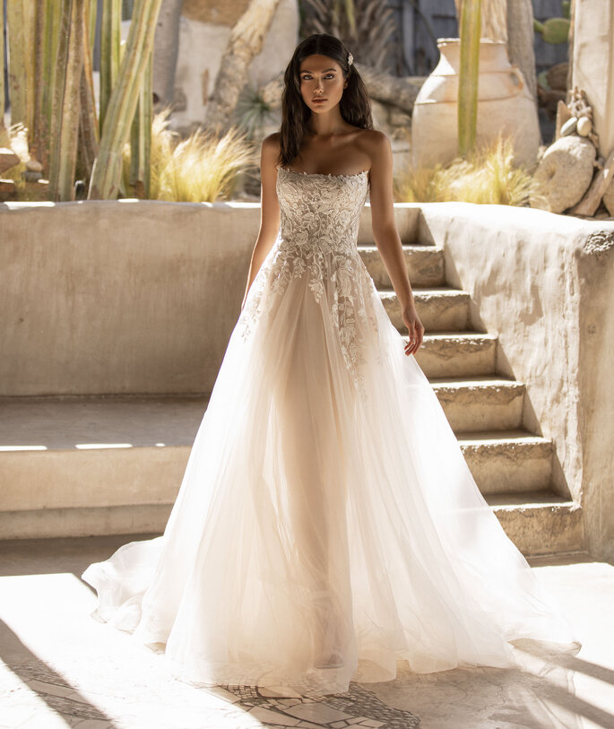 Déclaration Mariage - un modèle posant dans une robe de mariée bustier aux diverses matières et textures