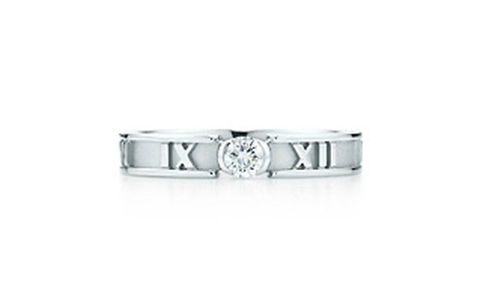 Atlas® ring. El estilo tiene un nombre. Anillo en oro blanco de 18K con un diamante brillante redondo. 3 mm de ancho.