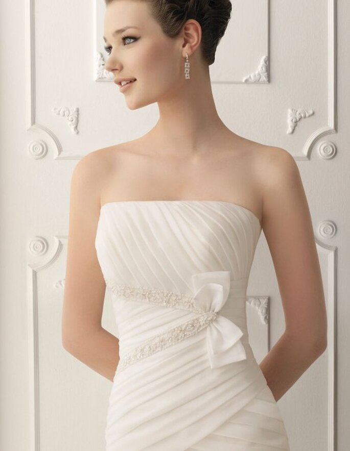 Vestido de novia con líneas asimétricas de Alma Novia 2012