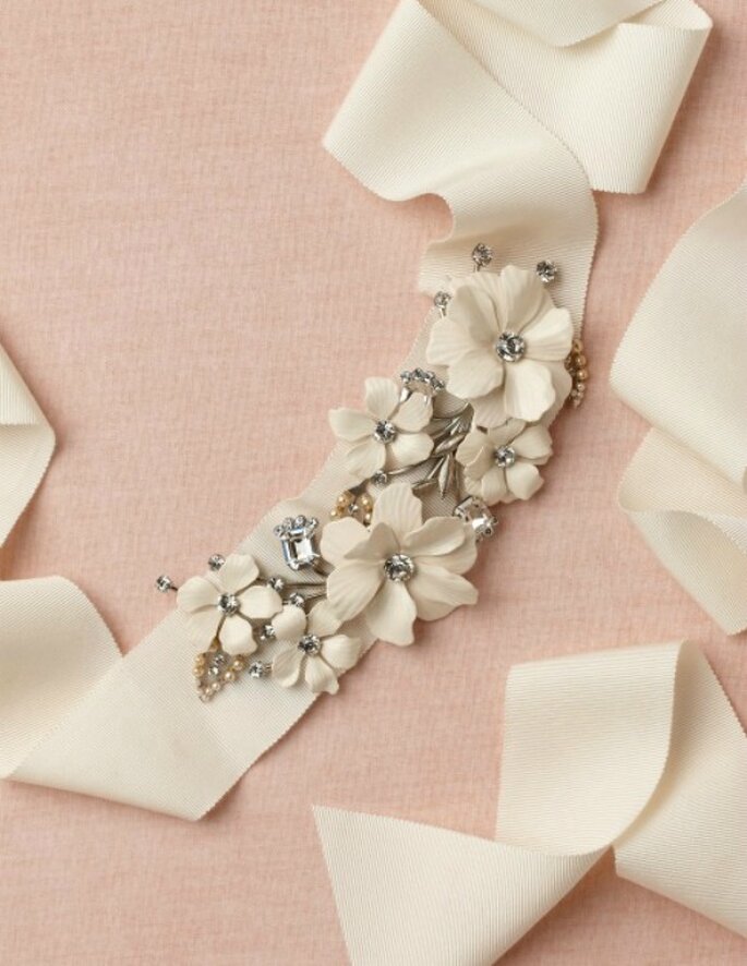 Cinturón con cristales de Swarovski y perlas. Foto: BHLDN