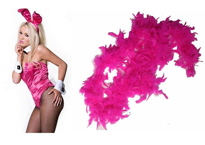 En Carnaval online tienen boas y trajes de conejita Playboy para la novia.