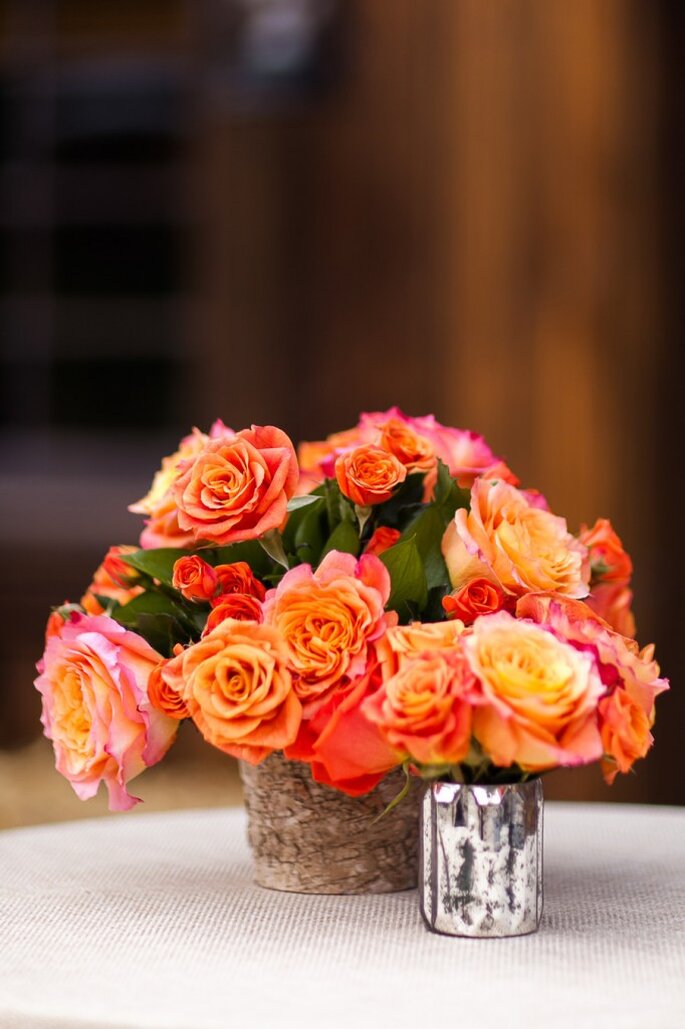 Majestuosos centros de mesas con grandes arreglos florales. Foto: Cat Mayer Studio
