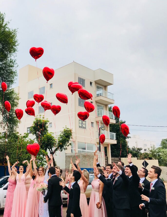 Goście weselni wypuszczający w niebo balony