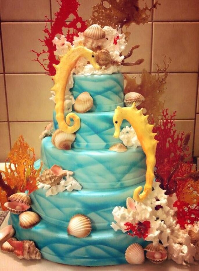 tort na wesele z konikami morskimi