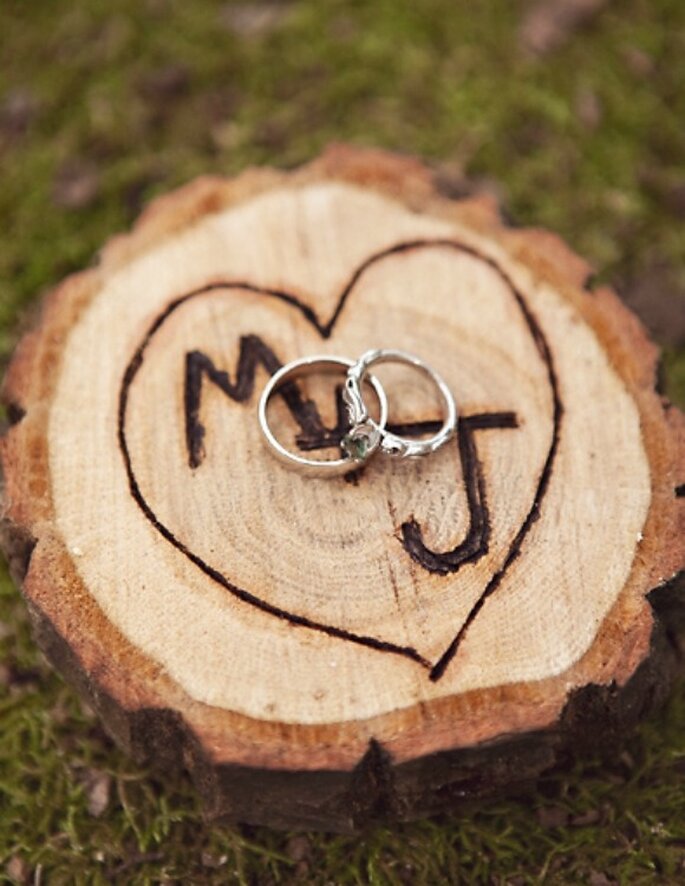 Una idea muy original: tallar o grabar las iniciales en un árbol y tomar una foto con los anillos de los novios para simbolizarla unión. Foto: Sarah Culver