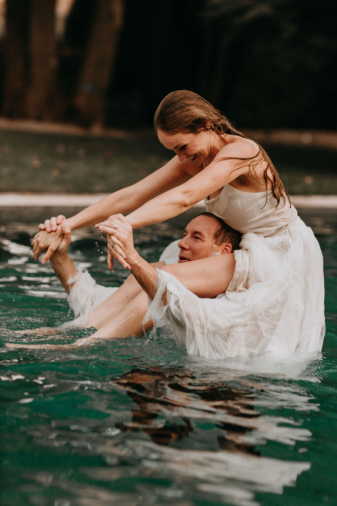 Elopement Fun Wedding Shooting Setting Pool Brautpaar ins Wasser springend