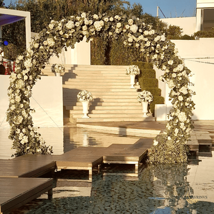 arco di fiori per celebrare rito civile
