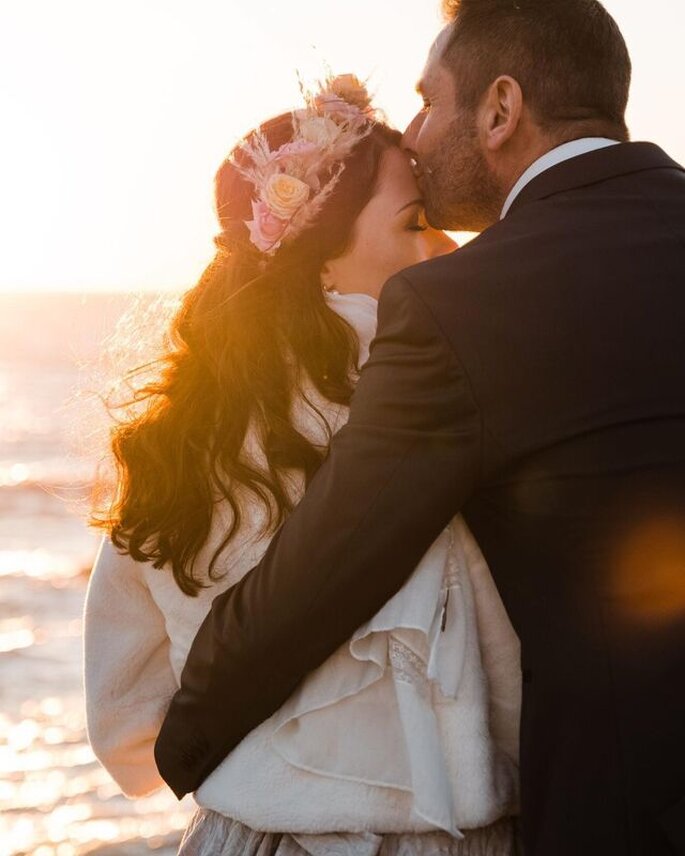 Le marié embrasse la mariée sur le front sur une plage - Tous ces moments là Photographies 