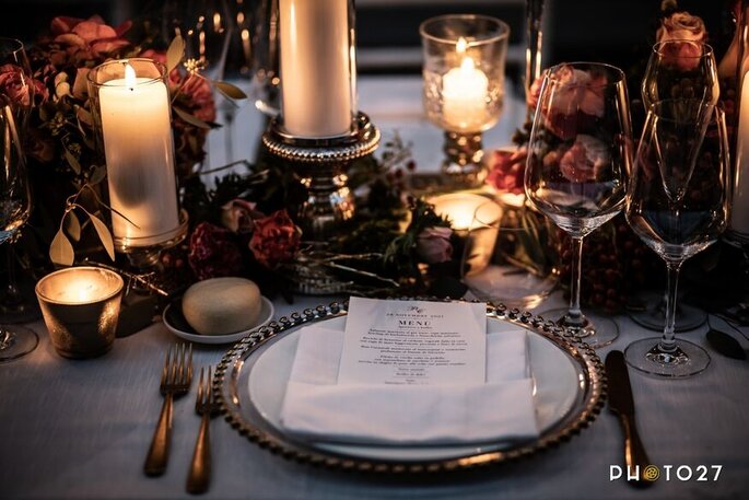 tavola nuziale, candele, fiori, menù