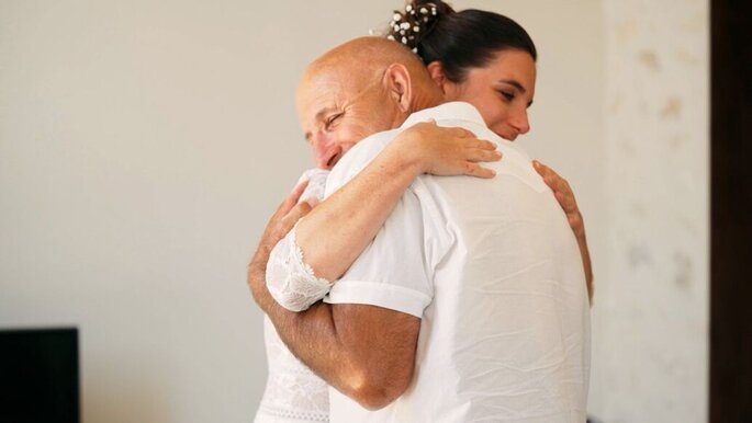 la mariée prend son ami dans ses bras pendant les préparatifs du mariage