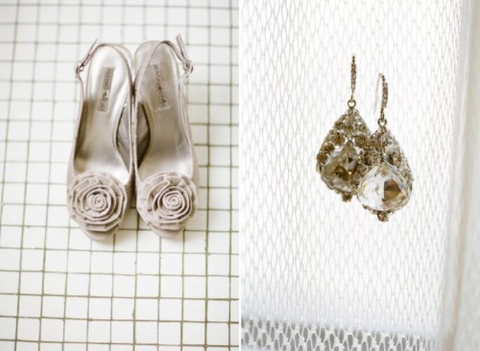 Detalle de los accesorios y zapatos que eligió la novia para el día de su boda - Foto Jen Lynne