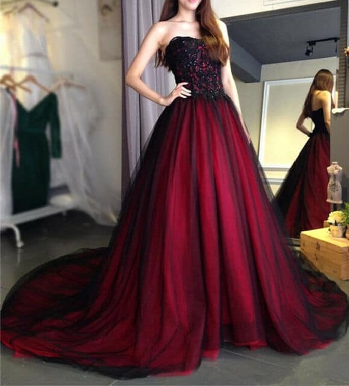 Vestido de noiva preto e vermelho com saia em tule e corpete rendado.