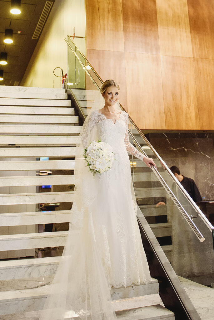 Vestido de noiva: Atelier Carol Hungria - Buquê: Atelier Edla Barros - Foto: Fabi Soares Fotografia