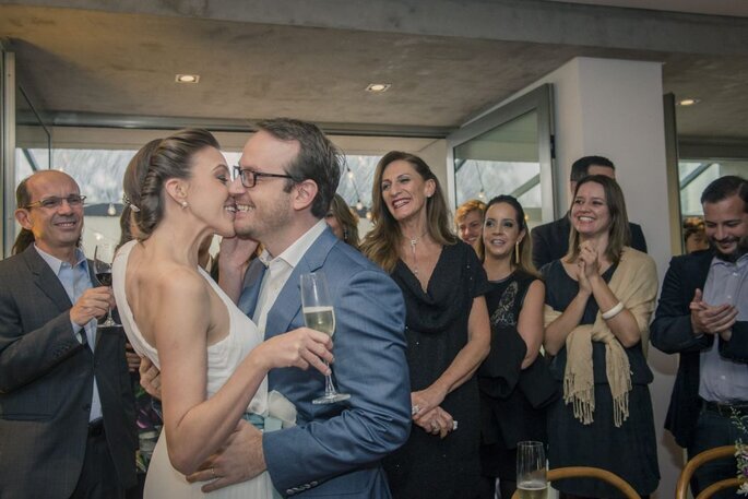 Casal durante uma festa de noivado