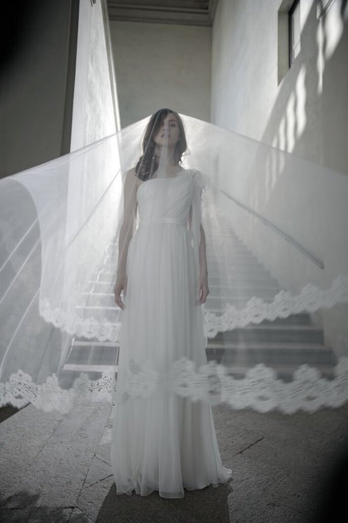 Vestido de novia 2014 con silueta de inspiración greco-romana y velo largo a juego - Foto Alberta Ferretti