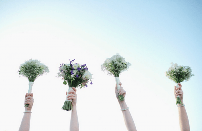 La novia y sus damas con ramos de flores blancas - Foto Nadia Meli