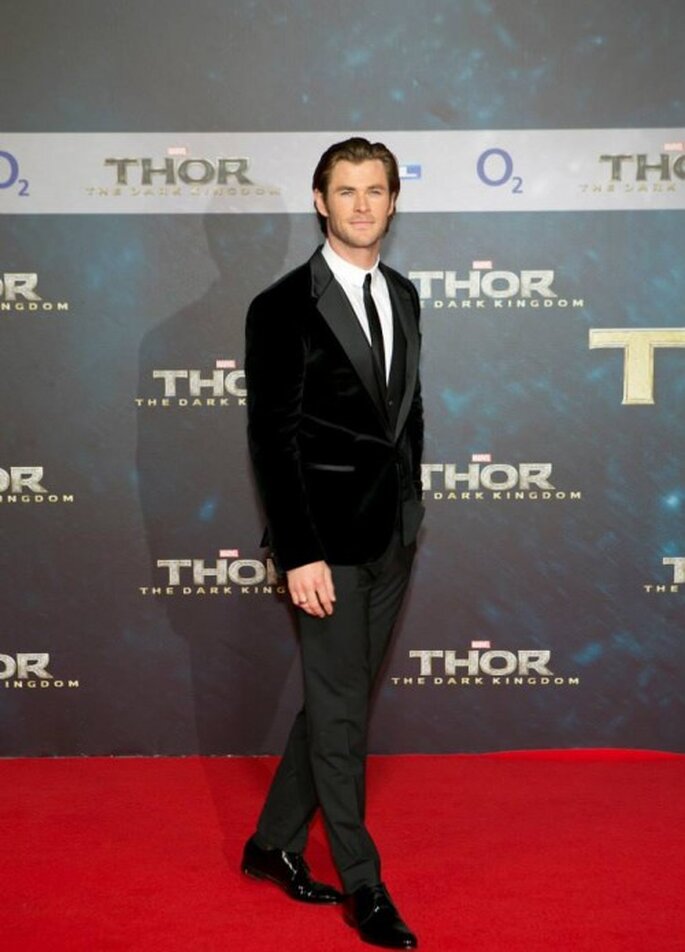 Chris Hemsworth luce un elegante traje con chaqueta de terciopelo negro en la premiere de "Thor: The Dark World" - Foto Thor Facebook