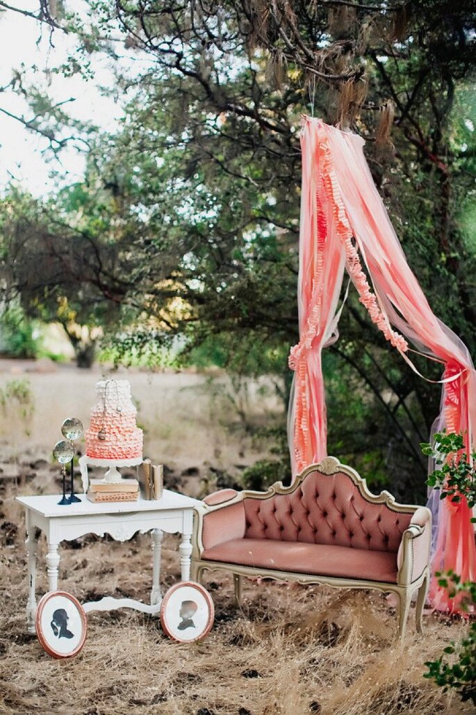Decoración de boda al aire libre con detalles color rose gold - Foto Tinywater photography