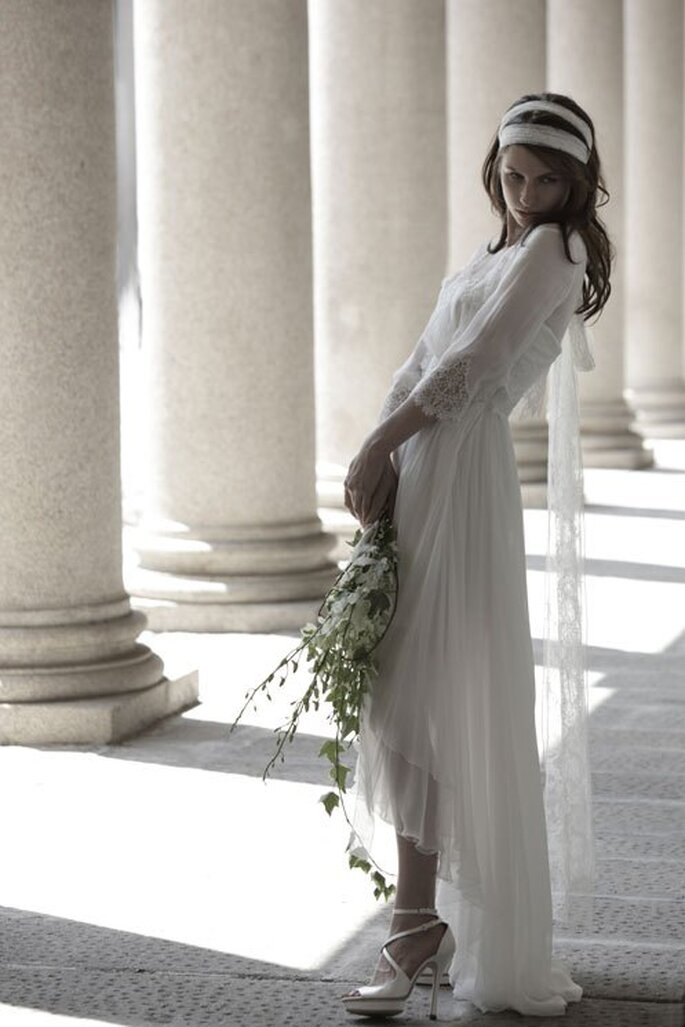 Vestido de novia en color blanco con mangas tres cuartos y falda high-low - Foto Alberta Ferretti