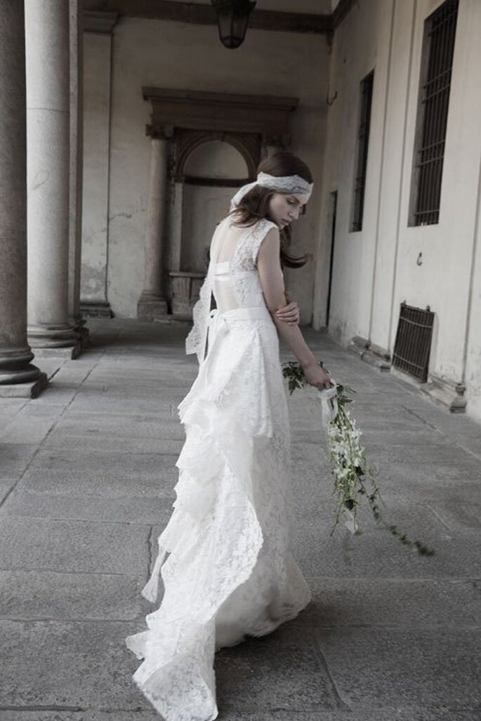 Vestido de novia 2014 en color blanco con capeado de encaje en la cauda - Foto Alberta Ferretti