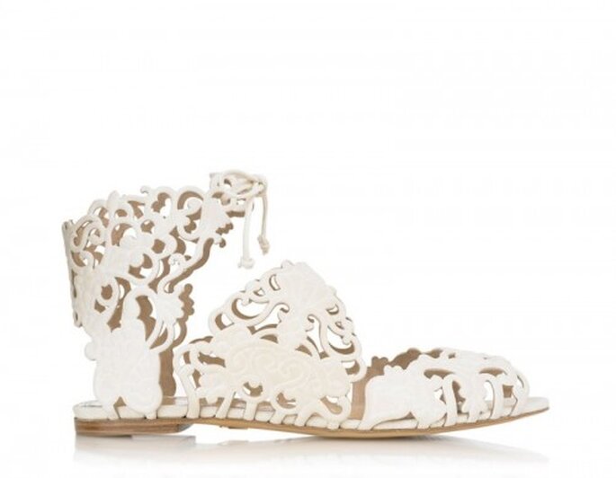 Sandalias planas para novia con detalles decorativos de inspiración barroca - Foto Charlotte Olympia