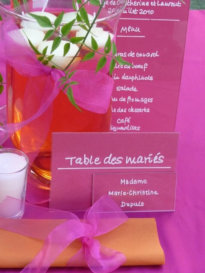 Bougies et photophores donnent une touche poétique à la décoration de mariage. - Photo : Mariage Hors Série