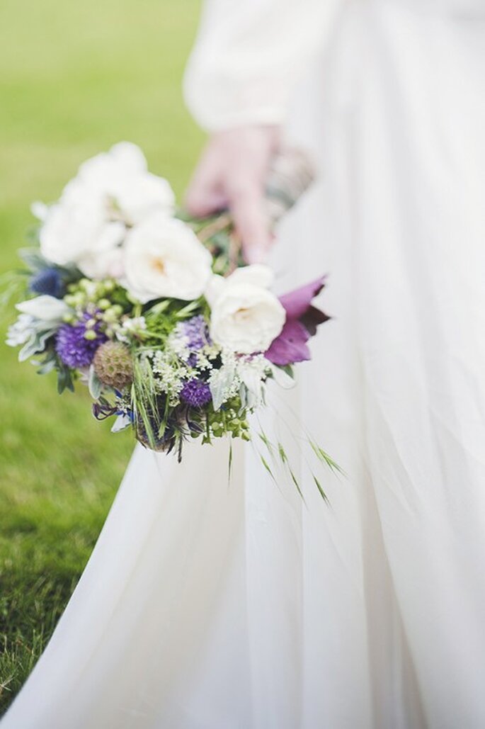 Bouquet de la mariée : On ose le mélange de fleurs moins classiques - Photo Marion Heurteboust - Mariage Carnets de Mariage