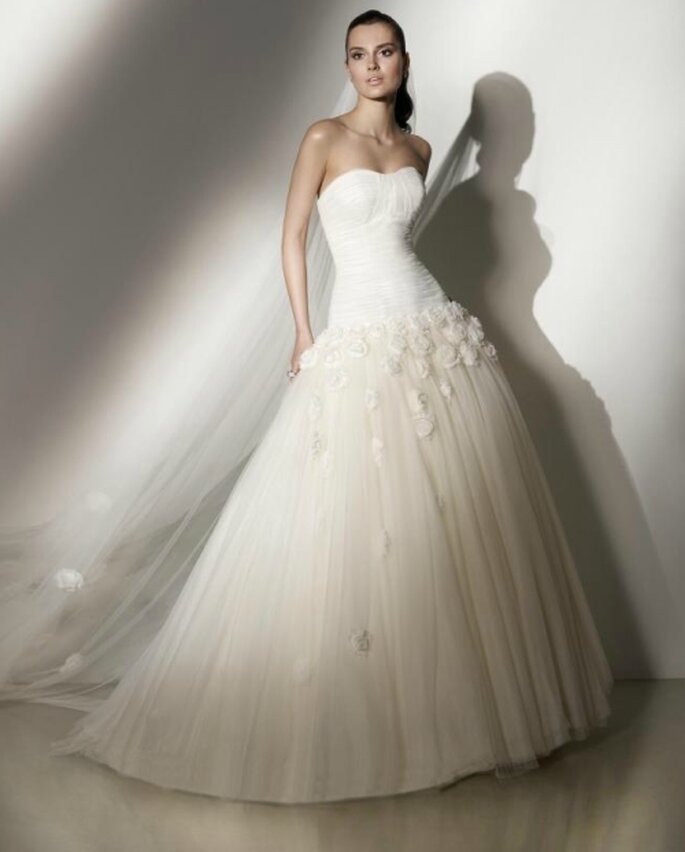 Vestido de novia corte princesa, strapless y falda con apliques florales. Pepe Botella 