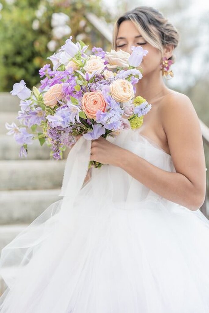 Une mariée et son bouquet de fleurs - Mickaël Courtois