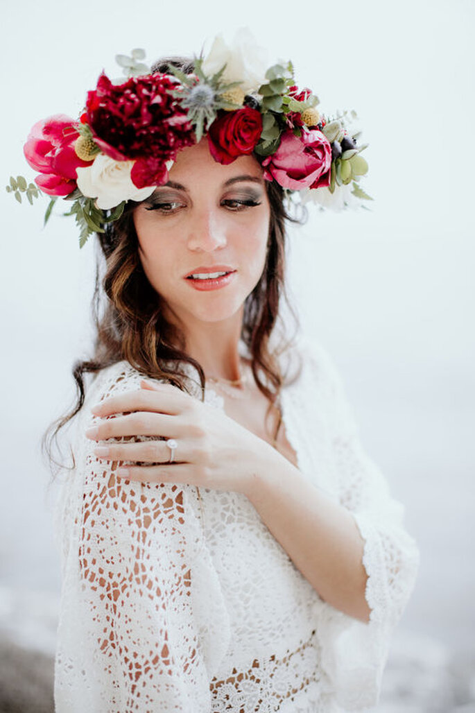 Coiffure de mariée avec une couronne de fleurs