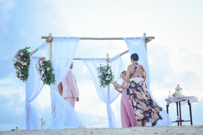 Cérémonie de mariage laïque sur la plage