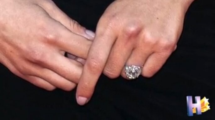 Anillo de compromiso de Scarlett Johansson - Foto HollyscoopTV YouTube