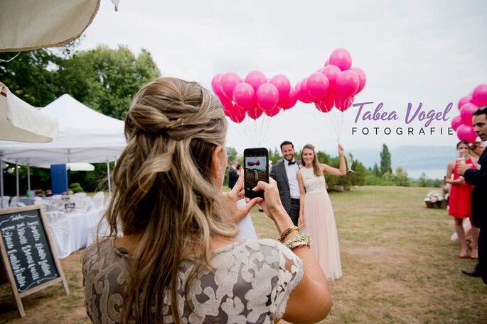 Hochzeitsfotografin Tabea Vogel bei der Arbeit mit einem Brautpaar