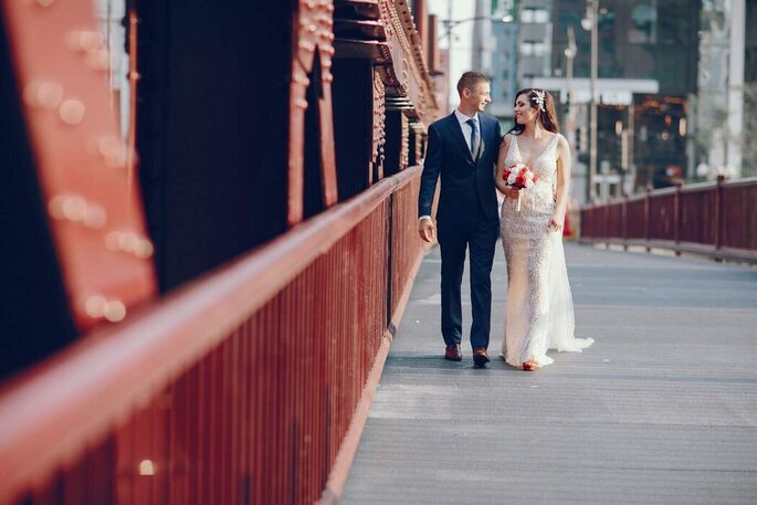 les mariés marchent sur un pont emblématique