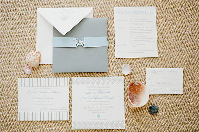 Invitaciones para una boda playera elegante. Foto: KT Merry Photography