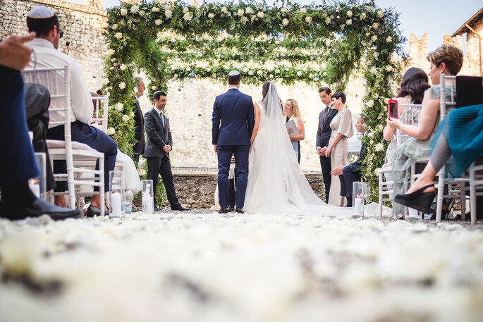 esterno, allestimento floreale, cerimonia ebraica, sposi di spalle