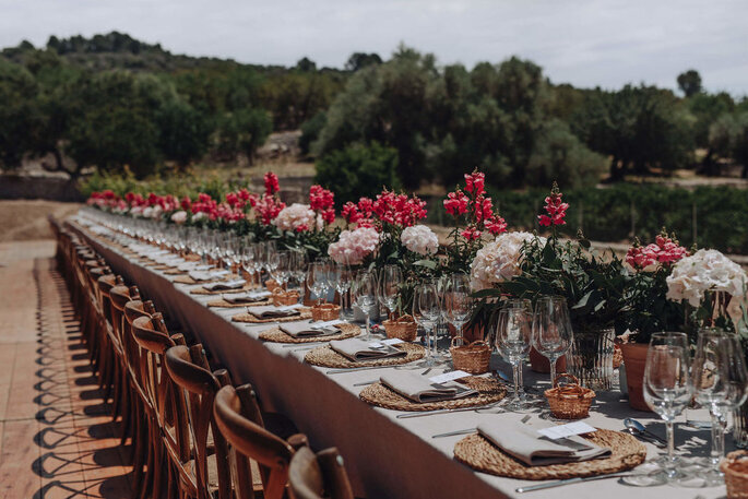 mesa de banquete con flores de color rosa intenso